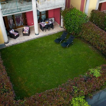 Oleandro Apartment - Featuring A Private Garden And Access To 5 Pools Desenzano del Garda Buitenkant foto