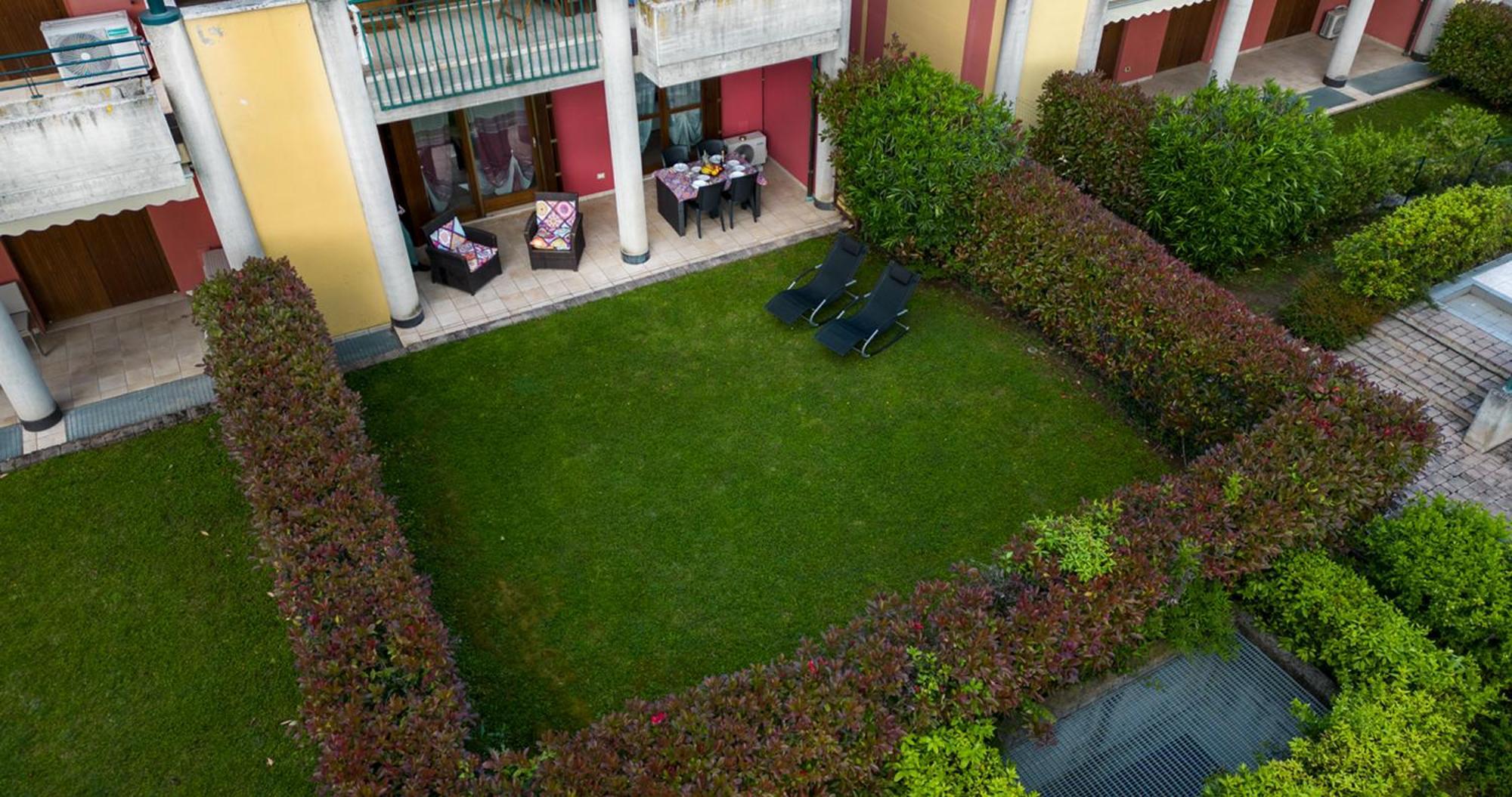 Oleandro Apartment - Featuring A Private Garden And Access To 5 Pools Desenzano del Garda Buitenkant foto