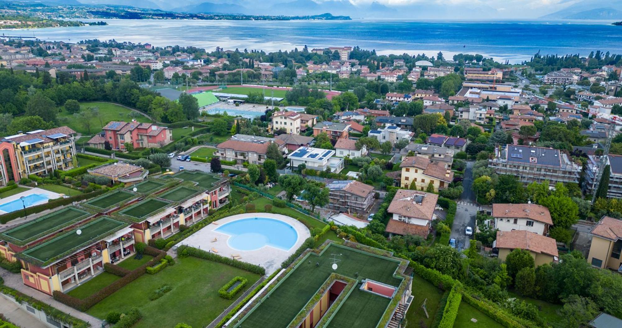 Oleandro Apartment - Featuring A Private Garden And Access To 5 Pools Desenzano del Garda Buitenkant foto